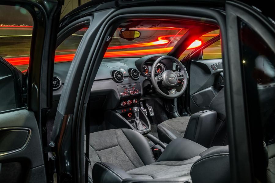 Интерьер Audi A1 Sportback TFSI S-Line 2015 года  (AU) (фото 22 из 26)